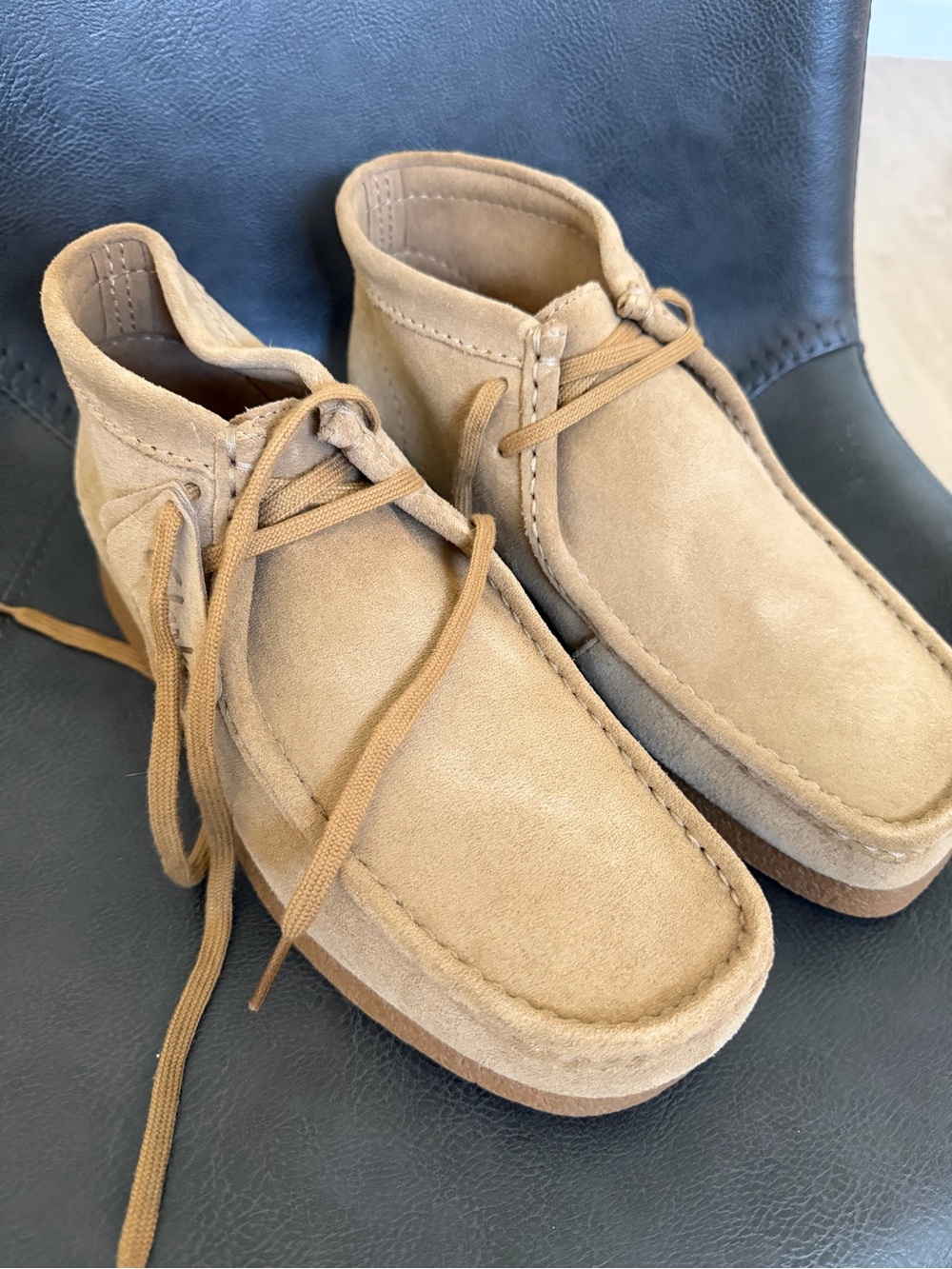 Men's Clark’s  Suede Wallabee-Style Chukka Boots in Tan - Picture 3 of 3